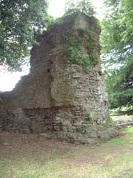 40 Outside altar wall.jpg (18161 bytes)